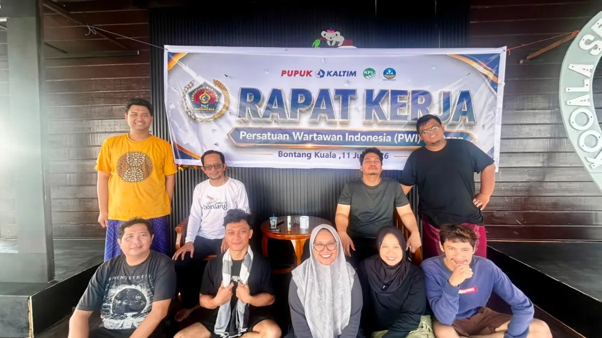 Para pengurus PWI Kota Bontang berfoto bersama usai Raker di Vila Kooala, Bontang Kuala.