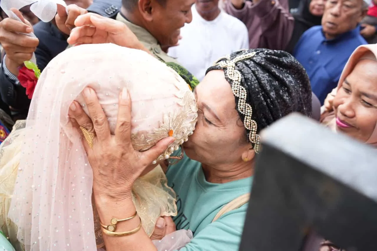 Isak Tangis Haru Iringi Kepulangan 145 Jamaah Haji Bontang, Disambut Langsung Wali Kota Neni