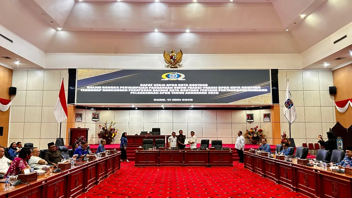 Ketua Fraksi Gerindra DPRD Bontang, Sem Nalpa Mario Guling saat menyerahkan pandangan umum fraksinya.