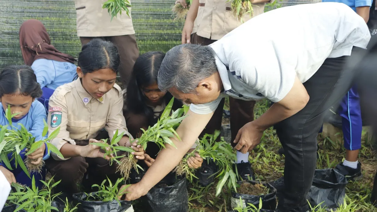 Siswa SDN 002 Bontang Barat Belajar dari Hasil Panen Perdana Smart Tani