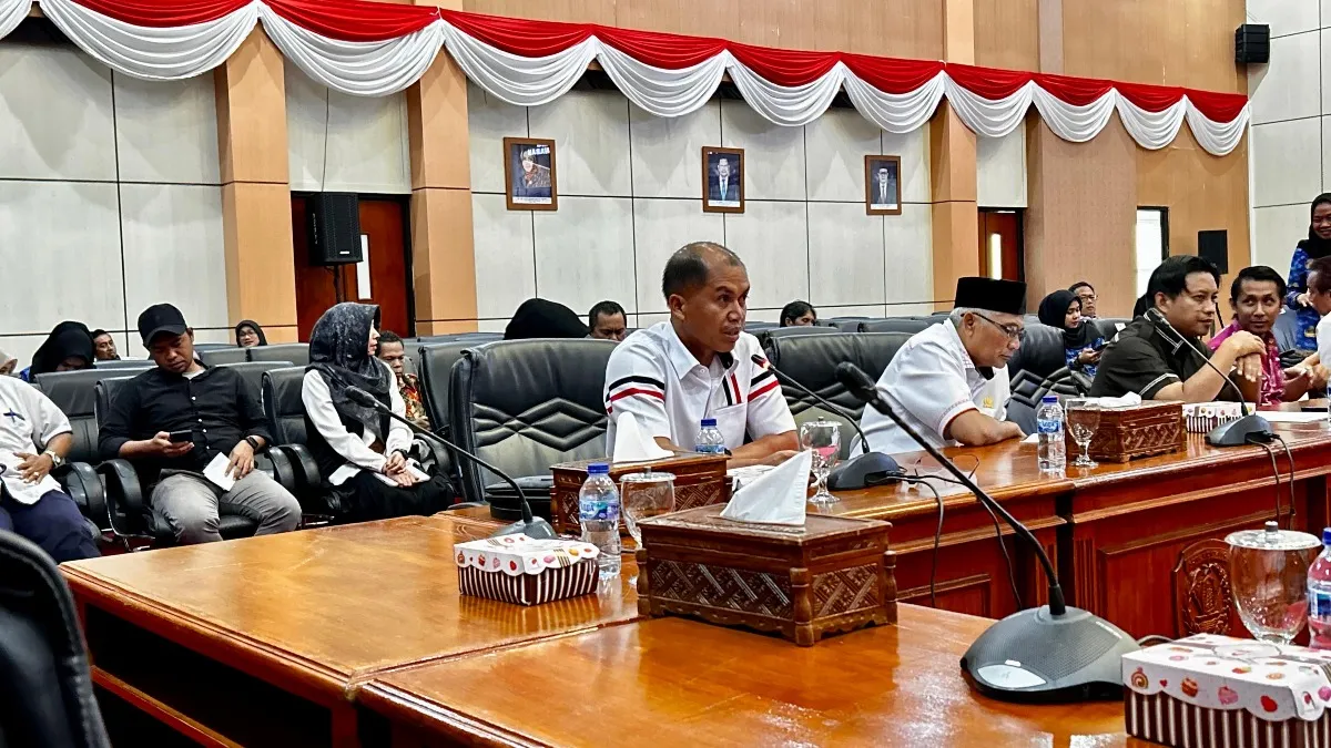 Sekretaris Fraksi PDI Perjuangan DPRD Kota Bontang, Joni Alla Padang saat membacakan pandangan umum fraksi.