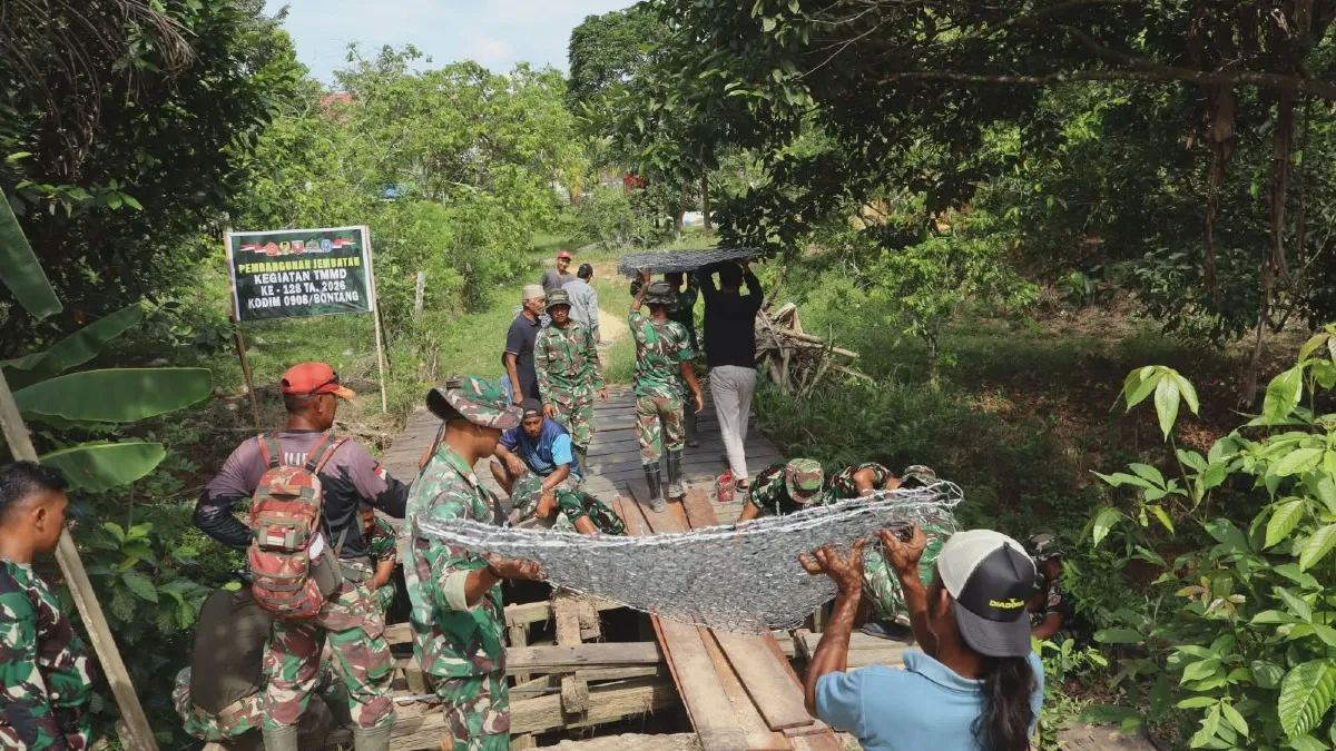 Pemasangan Bronjong Jembatan TMMD Ke-128 di Kampung Masdarling Dikebut, Ini Fungsinya