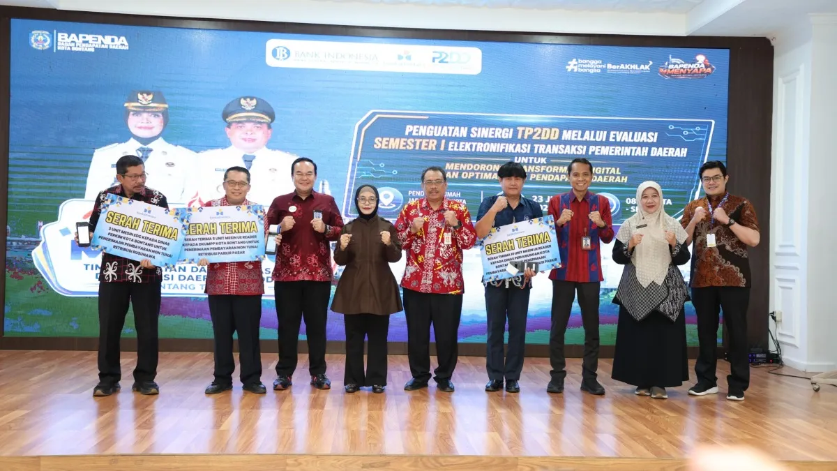 Foto bersama usai penyerahan secara simbolis mesin EDC dan QRIS.