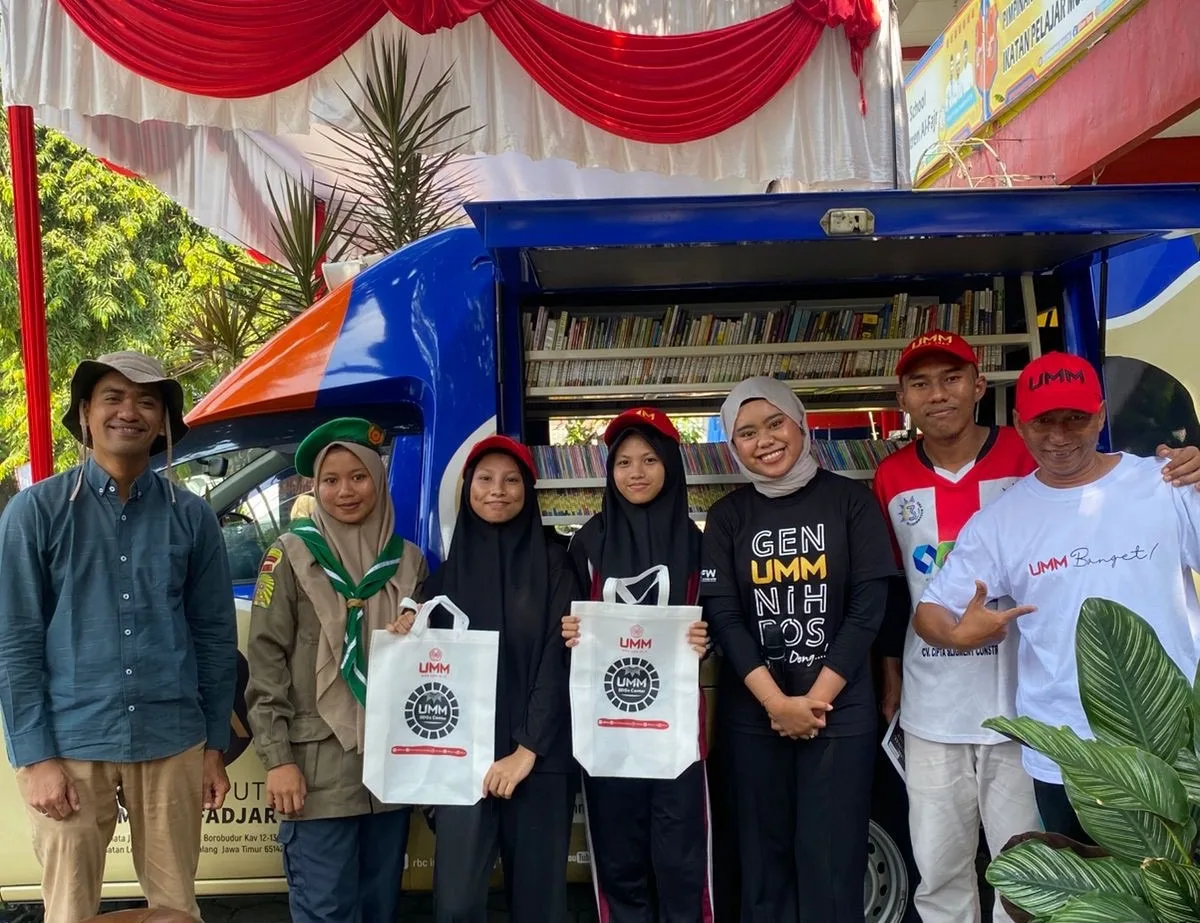 Unik! ‘Mobil Terbang’ UMM Sulap MPLS di Gresik Jadi Ajang Literasi Seru