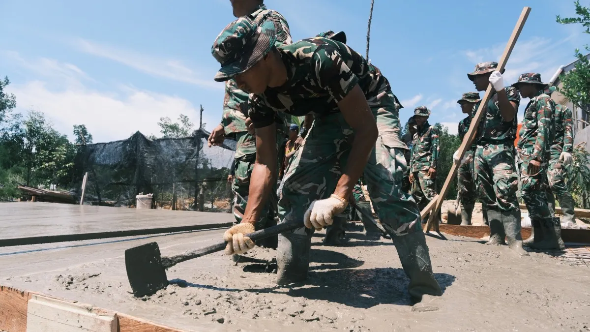 Meski Cuaca Panas Terik, TNI dan Warga Bontang Kompak Cor Jalan di Lokasi TMMD