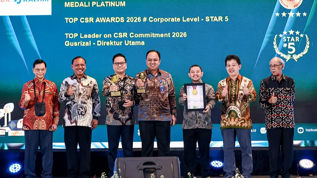 Sekretaris Perusahaan Pupuk Kaltim, Anggono Wijaya (tengah) mewakili perusahaan menerima penghargaan TOP CSR Award 2026.