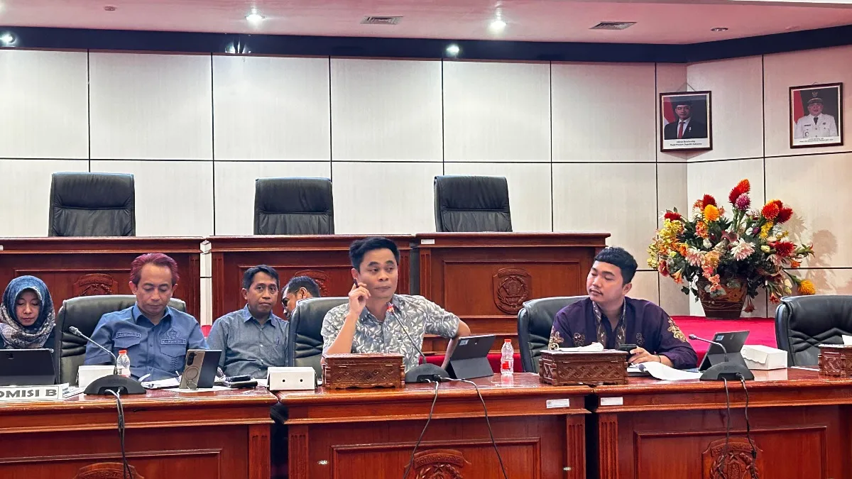 (Tengah) Wakil Ketua Komisi B DPRD Bontang, Winardi.