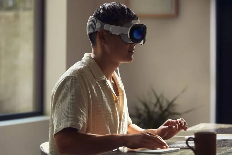Apple Vision Pro Dikenalkan ke Publik, Begini Canggihnya!