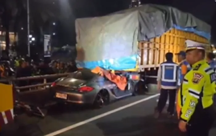 Pengemudi Porsche Tewas Tabrak Truk di Tol Dalam Kota, Ini Kronologi Kecelakaan Maut di Jakarta