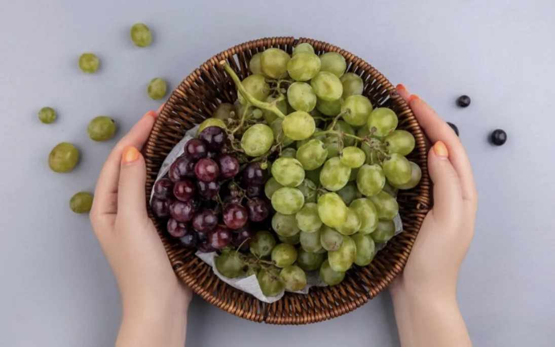 Mengenal “Las Doce Uvas”, Tradisi Spanyol Makan 12 Anggur di Malam Tahun Baru yang Viral Jadi Tren TikTok