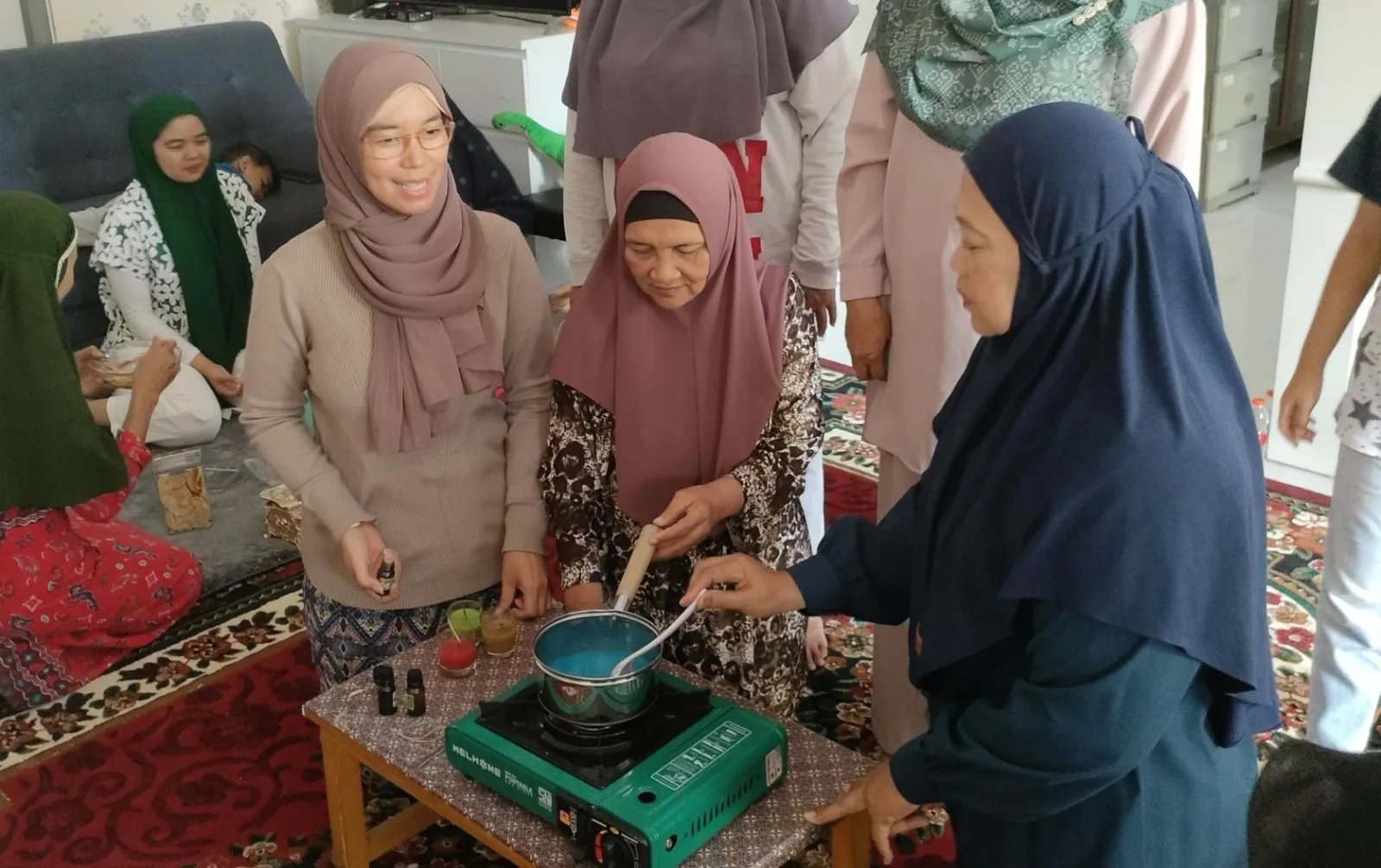 Dosen UMM Ajari Warga Sulap Minyak Jelantah Jadi Lilin Aromaterapi