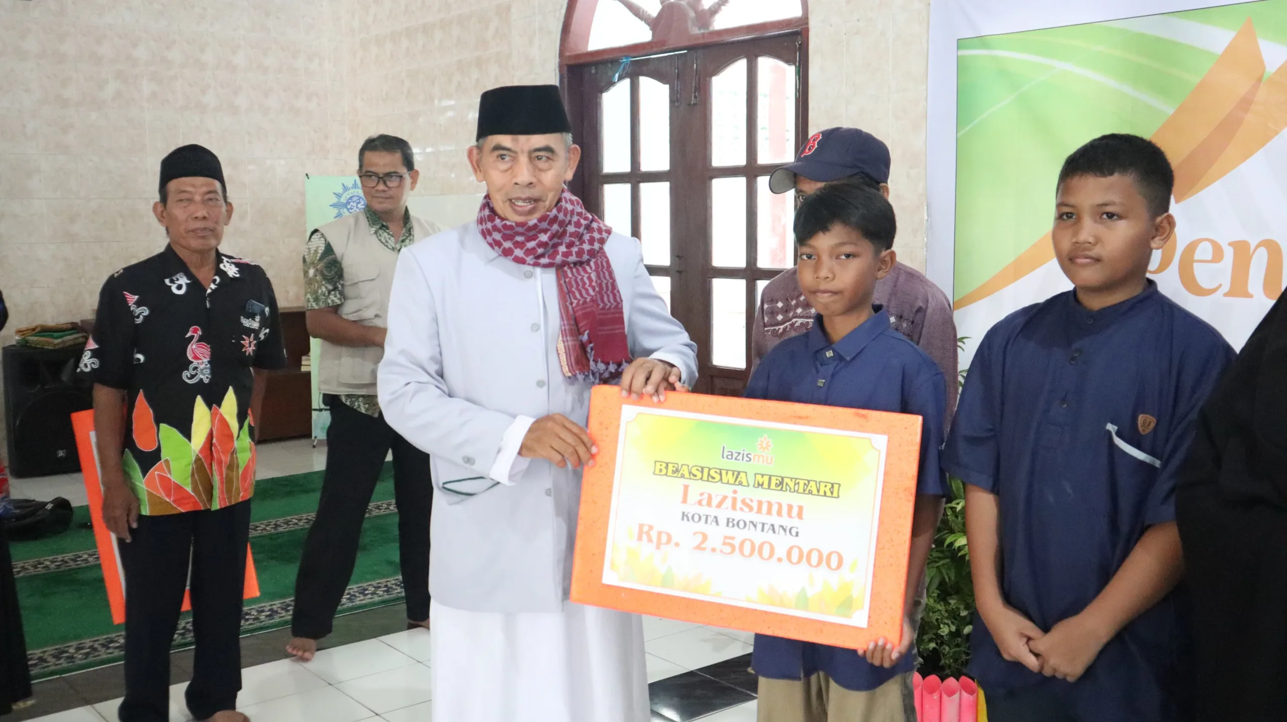 Lazismu Bontang Berikan Beasiswa Mentari untuk Siswa Berprestasi dan Kekurangan Ekonomi