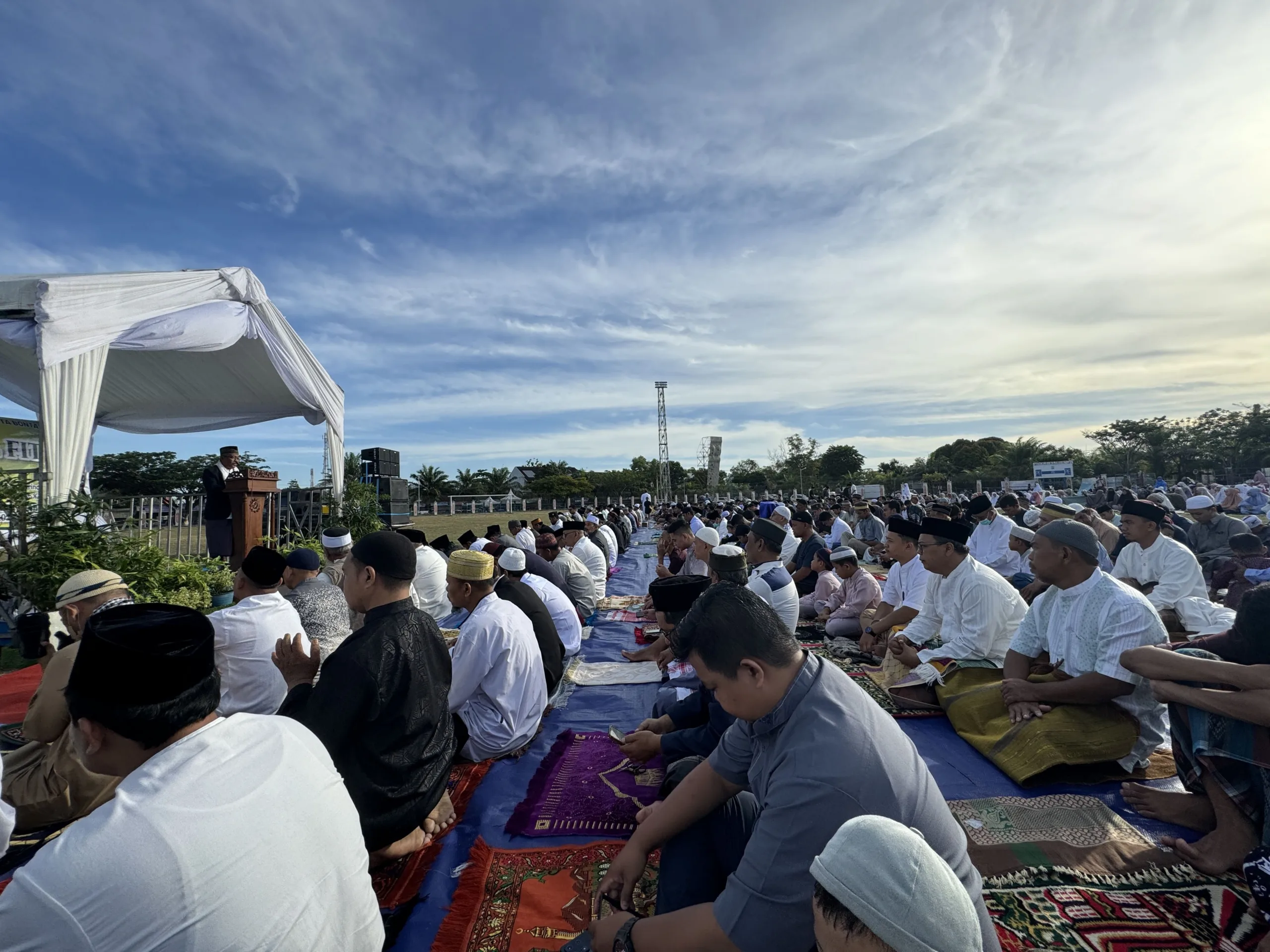 Ratusan Umat Muslim Bontang Shalat Idul Fitri di Stadion Bessai Berinta