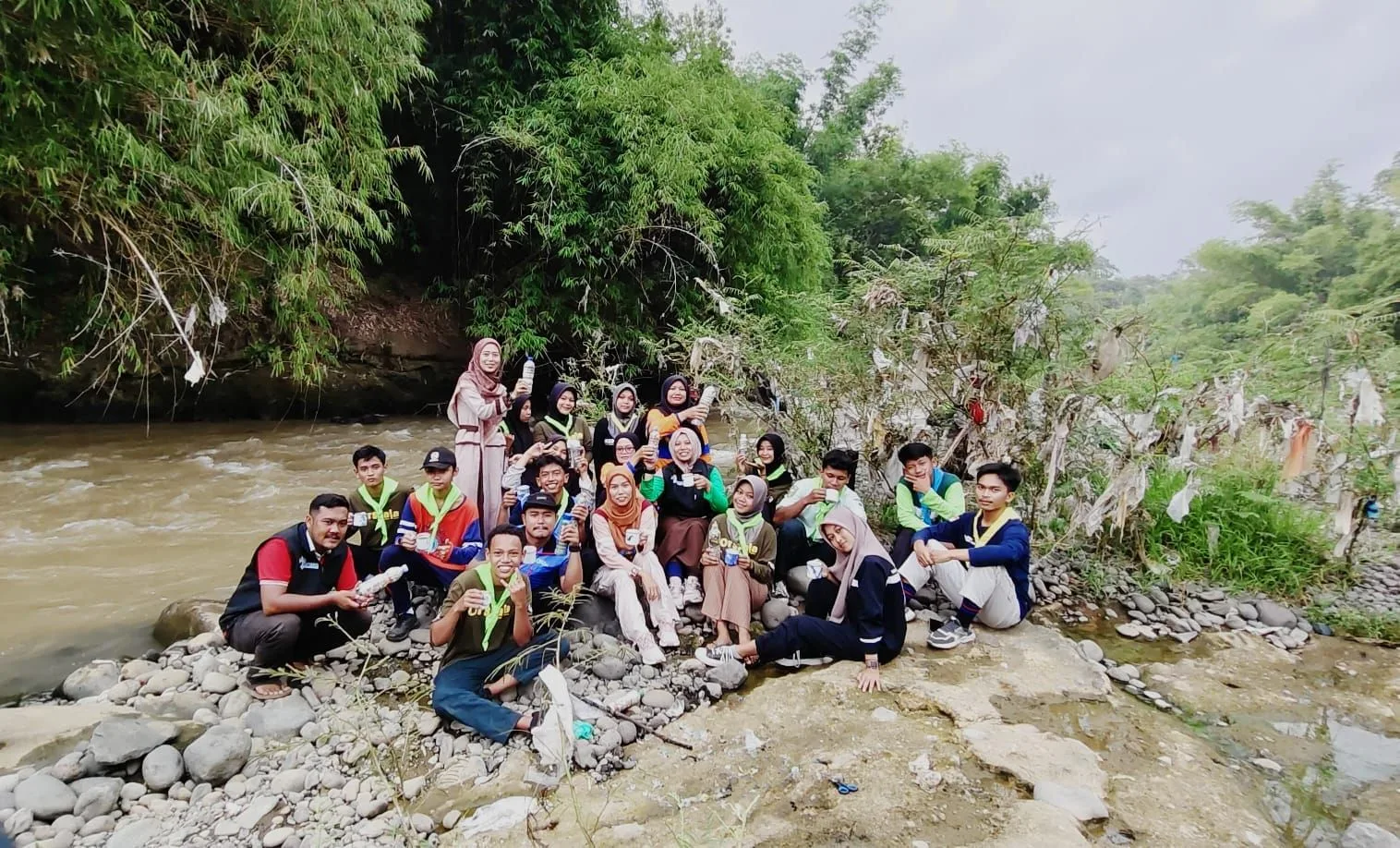 Besuk Sungai Eco Bhinneka, Asyik Atasi Sampah Plastik dengan Ecobrick