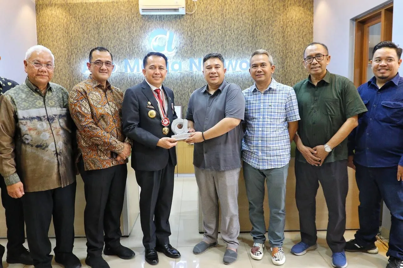 Sambangi Kantor Promedia dan Ayo Media Network, Pj Gubernur Sumsel Dorong Kolaborasi Lawan Hoaks dan Pembinaan Wartawan
