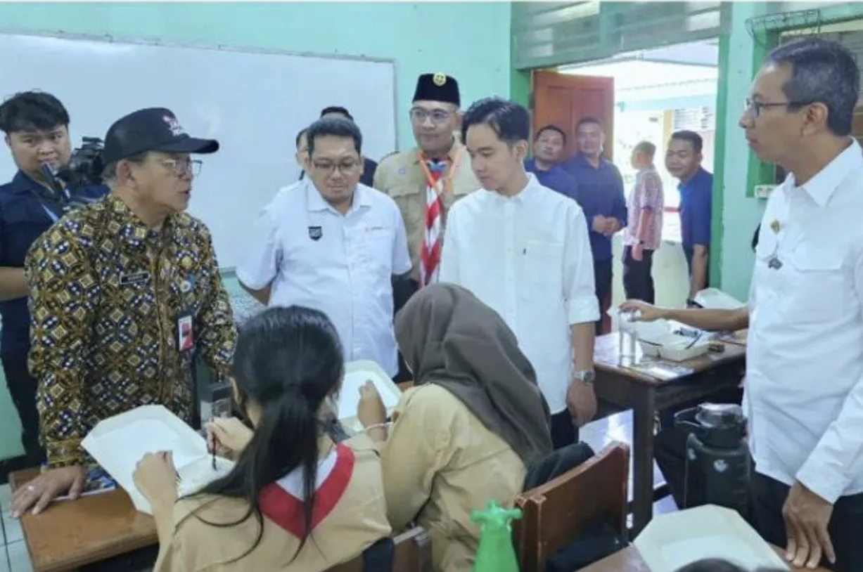 Wapres Terpilih Gibran Rakabuming Puji Makan Siang Gratis di SMAN 70 Jakarta, Sebut Menu Mewah