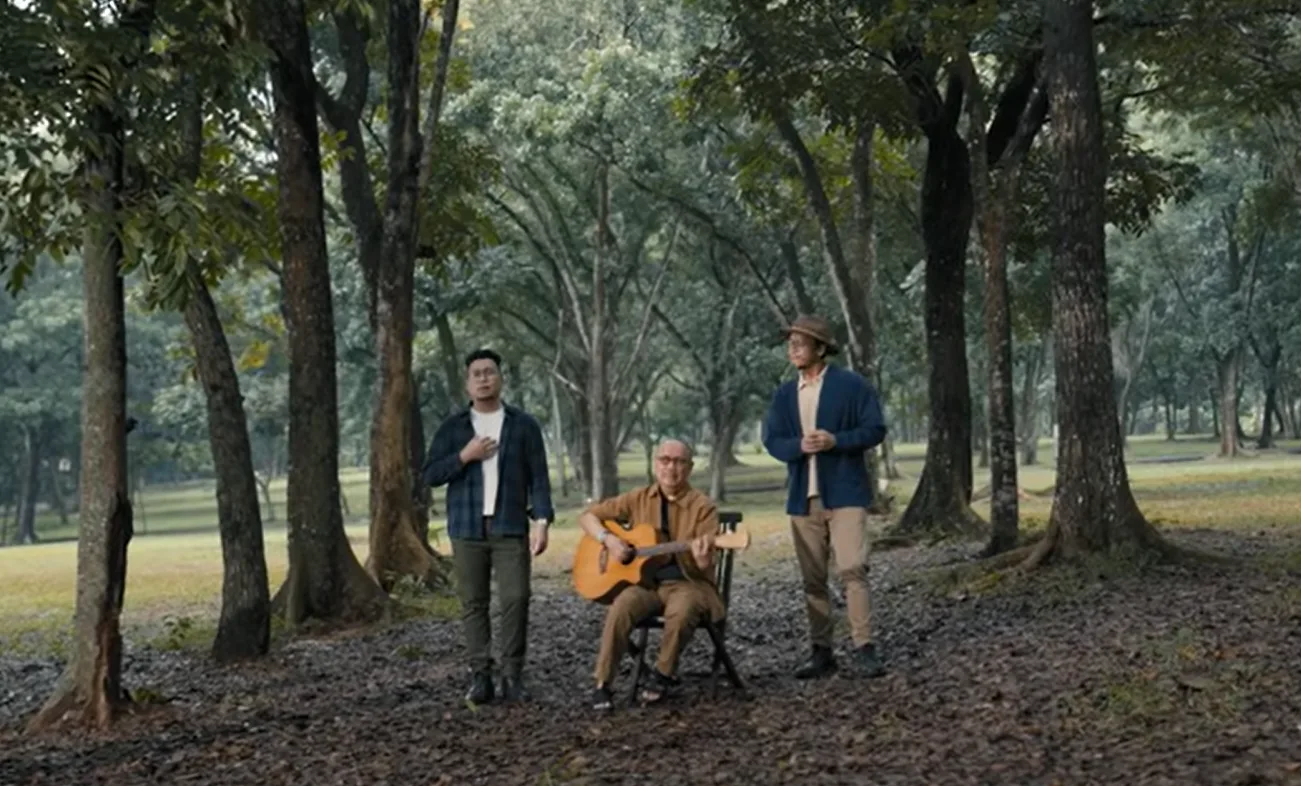 Ebiet G. Ade Gandeng Kedua Anaknya, Remake ‘Elegi Esok Pagi’ Langsung Trending Youtube