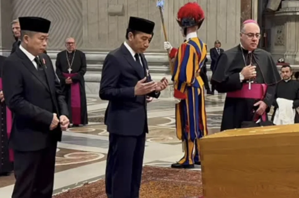 Jokowi Jadi Utusan Prabowo, Sampaikan Doa Haru untuk Paus Fransiskus