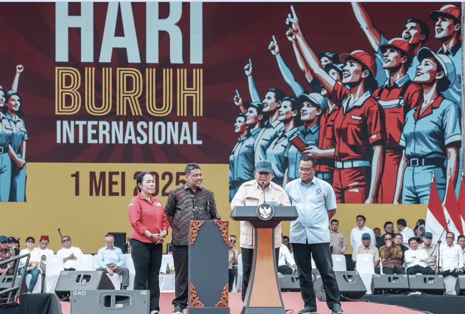 Di Hadapan Ribuan Buruh, Prabowo Janji Kaji Ulang Pajak Gaji: “Kalau Gaji Kecil, Kenapa Harus Dipajaki?”