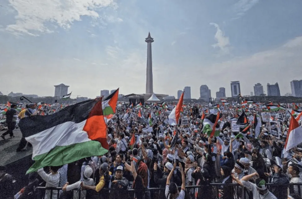 Aksi Damai di Kedubes AS: Semangka dan Spanduk Solidaritas Indonesia untuk Palestina