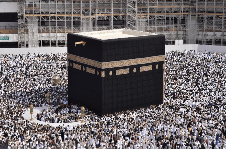 Jemaah Haji Indonesia Dilarang Bawa Air Zamzam ke Tanah Air, Begini Cara Pembagiannya oleh Petugas