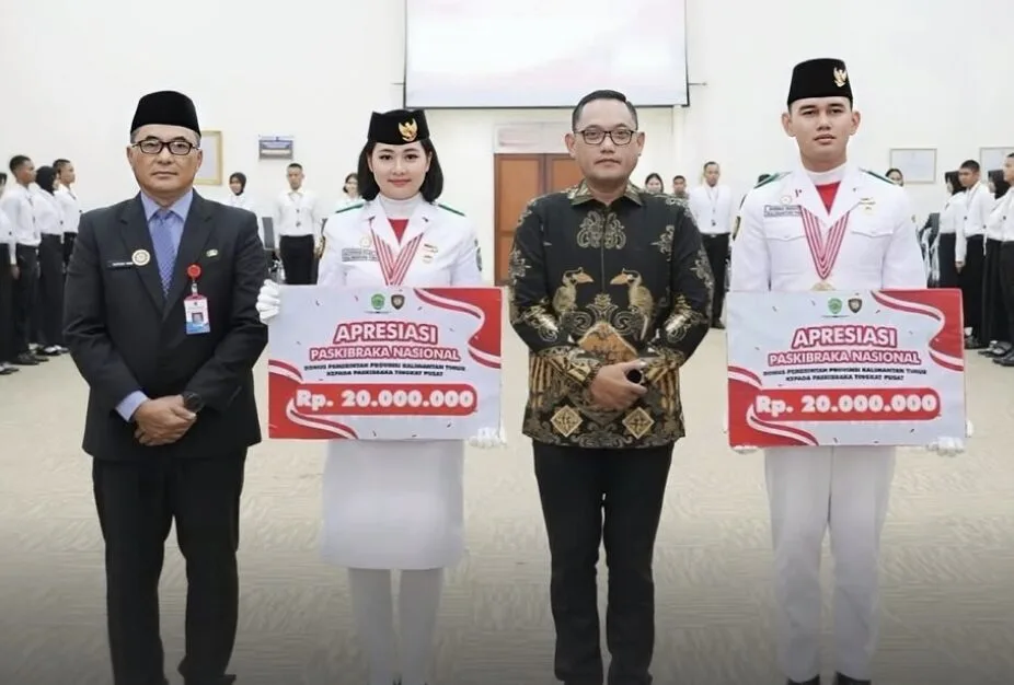 Wagub Kaltim Serahkan Bonus Rp20 Juta untuk Paskibraka Pembawa Baki dan Penggerek Bendera di IKN