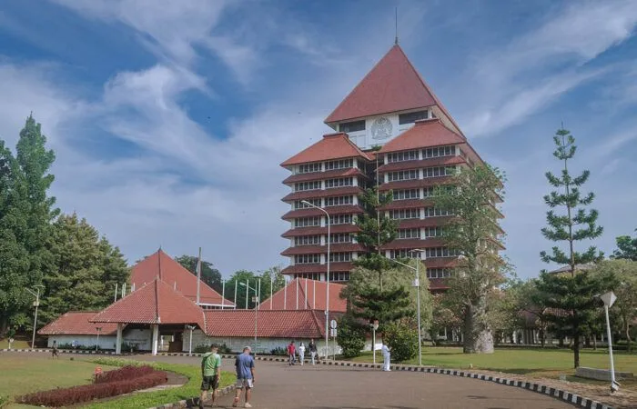 Daftar 10 Kampus Terbaik di Indonesia versi QS World University Ranking 2025, UI dan UGM Bersaing