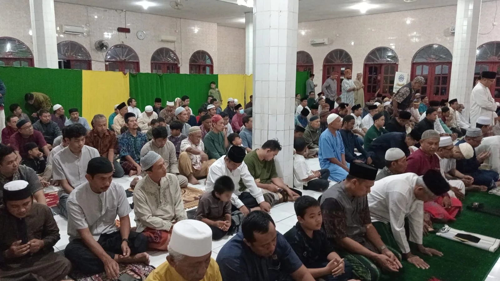Jamaah Padati Masjid Al Ikhlas Gunung Sari, Jalani Shalat Tarawih Malam Pertama Ramadhan Sesuai Maklumat PP Muhammadiyah