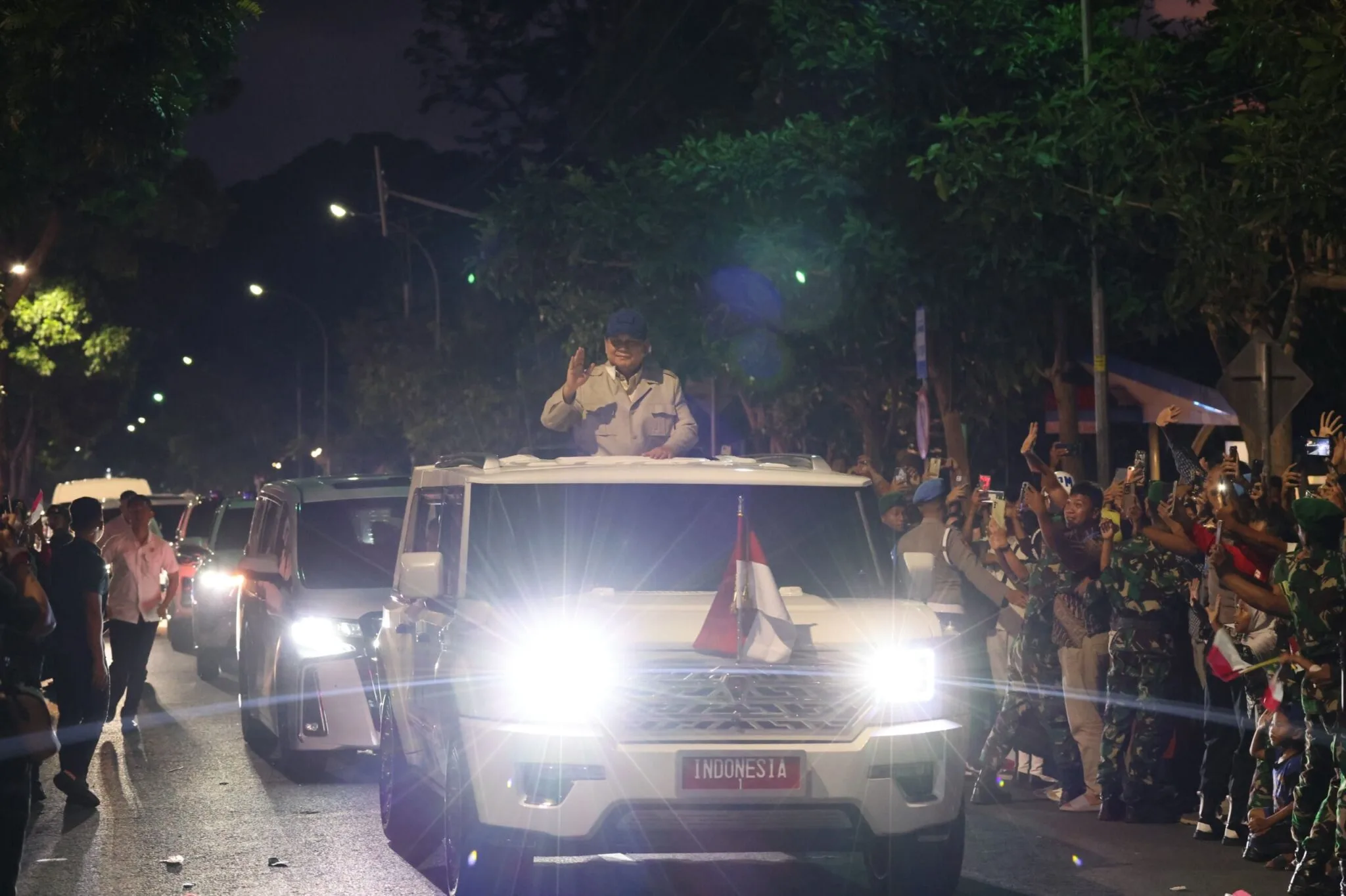 Warga Sambut Prabowo di Magelang untuk Gembleng Kabinet Merah Putih