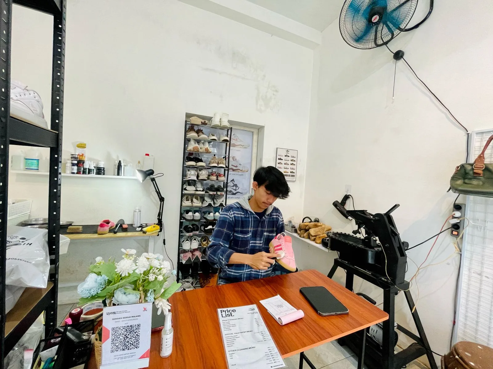 Inspiratif! Wisudawan UMM Malang Raih Sukses Bisnis Laundry Sepatu Omzet Puluhan Juta, Lulus Tanpa Skripsi