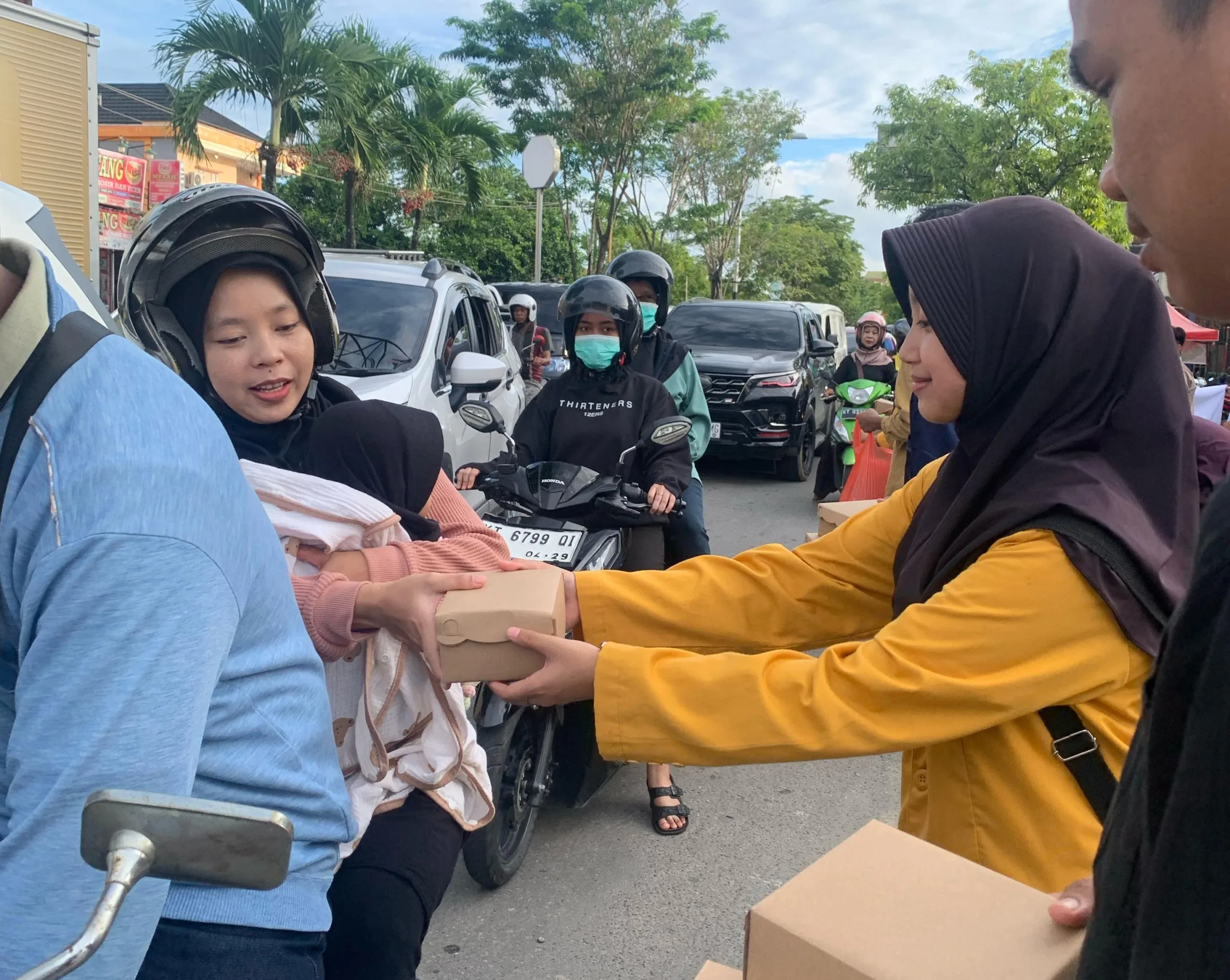 Angkatan Muda Muhammadiyah Kota Bontang Bagikan 1000 Takjil ke Pengguna Jalan