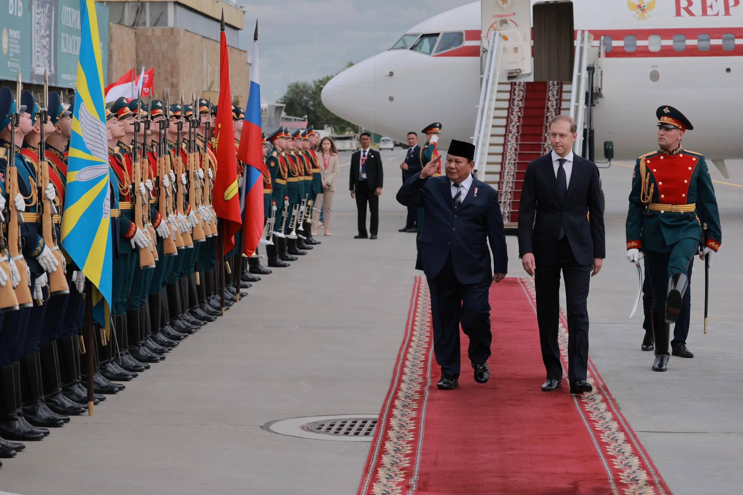 Prabowo Tiba di St. Petersburg Rusia, Sambutan Meriah dengan Upacara Militer dan Kehangatan Diaspora Indonesia
