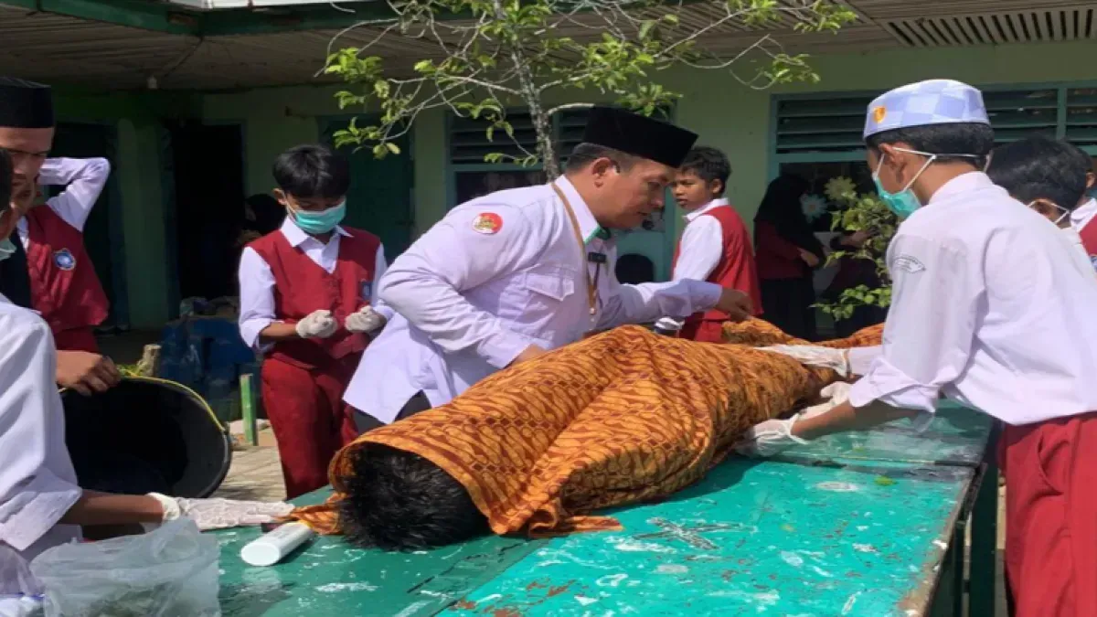 Siswa SD Muhammadiyah 1 Praktik Fardu Kifayah