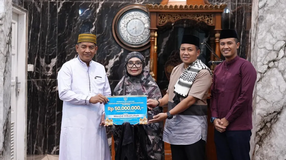 Safari Ramadan di Masjid Hibatullah, Wali Kota Bontang Serahkan Dana Hibah Rp50 Juta dan 20 Al-Qur'an