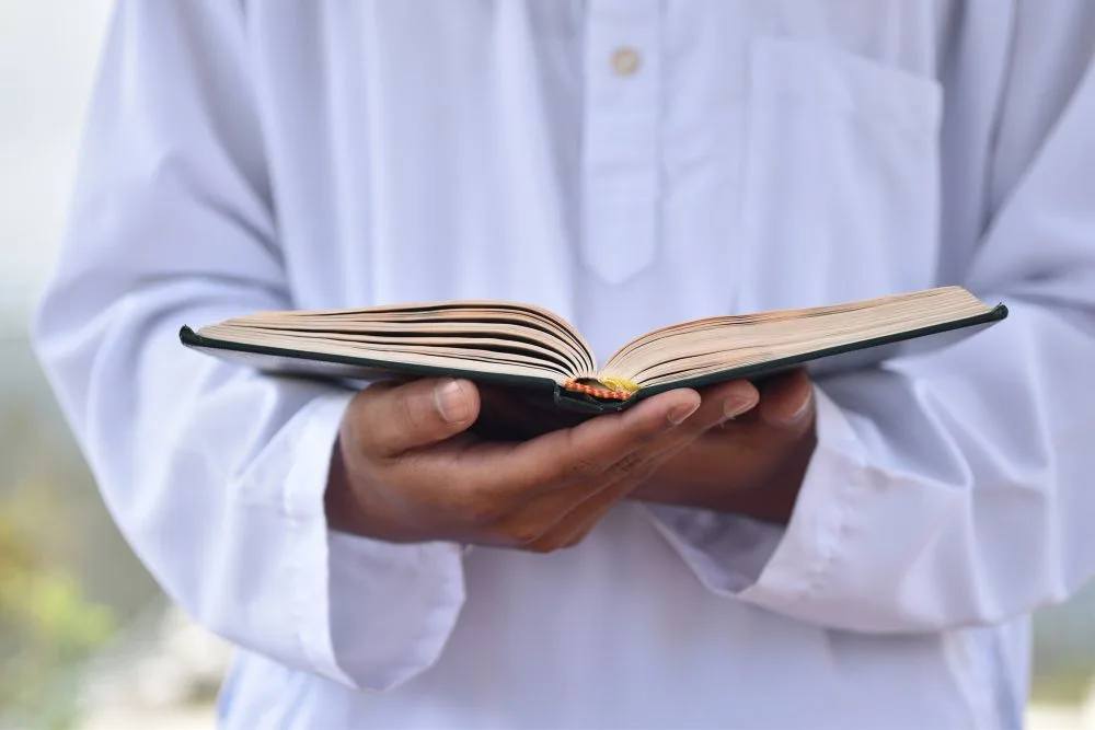Naskah Khutbah Jumat, Berpegang Teguh pada Hukum Allah