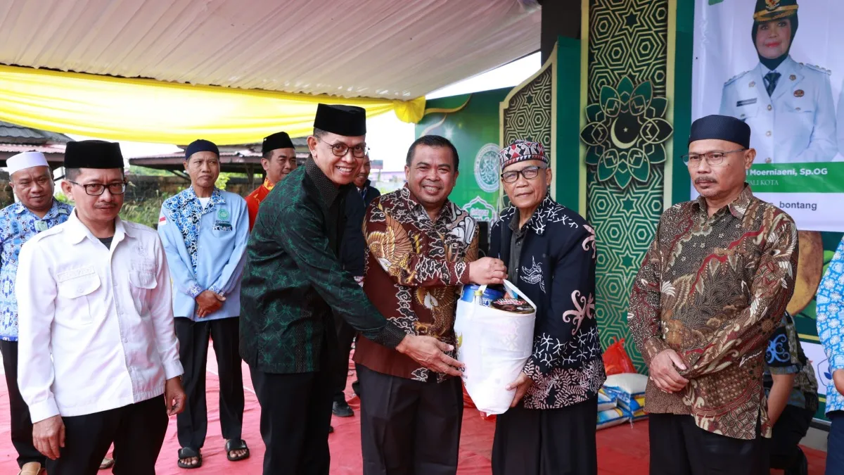 Wawali Agus Haris Serahkan 1.300 Paket Sembako Baznas untuk Guru Ngaji Bontang