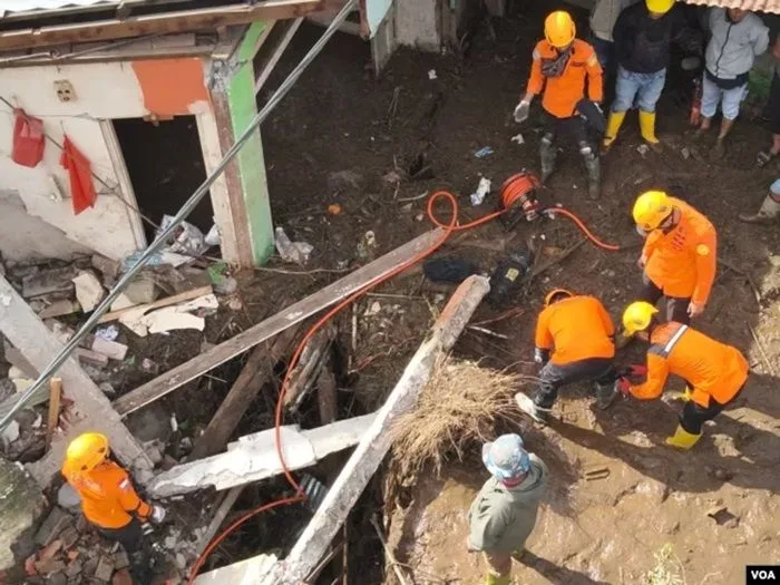 Banjir Bandang dan Lahar Dingin di Sumbar: Korban Meninggal 37 Orang, 17 Hilang, Pencarian Dihentikan Sementara