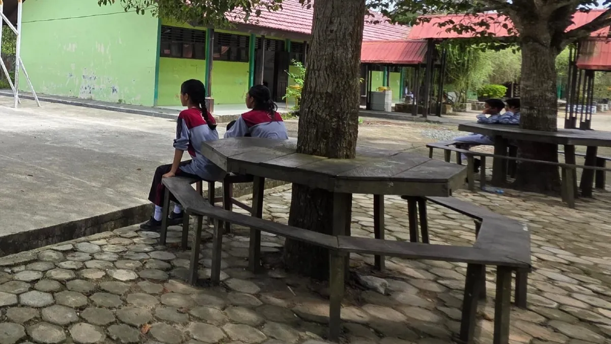 Guru dan Siswa SMPN 4 Bontang Kompak Jaga Kebersihan Sekolah