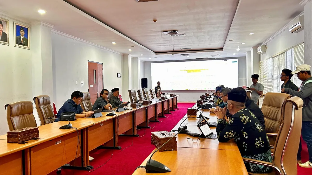 Rapat pembahasan Raperda tentang Pemberian Insentif bagi Pendidik dan Tenaga Kependidikan Sekolah Swasta serta Non-ASN pada Sekolah Negeri.