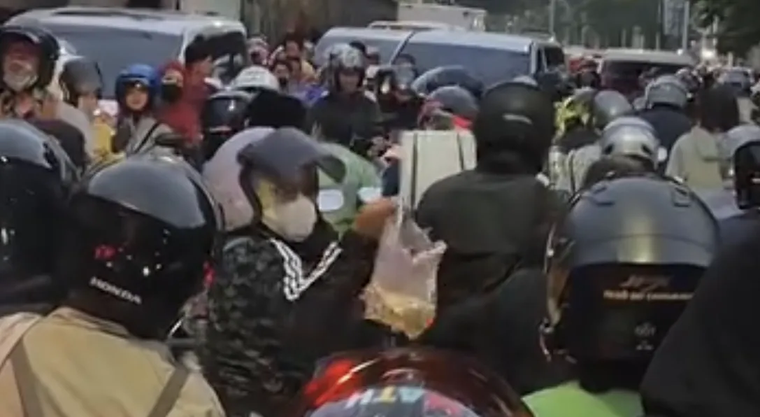 Viral! Momen Haru Pemotor Jakbar Estafet Takjil di Tengah Macet Buka Puasa, Netizen Baper