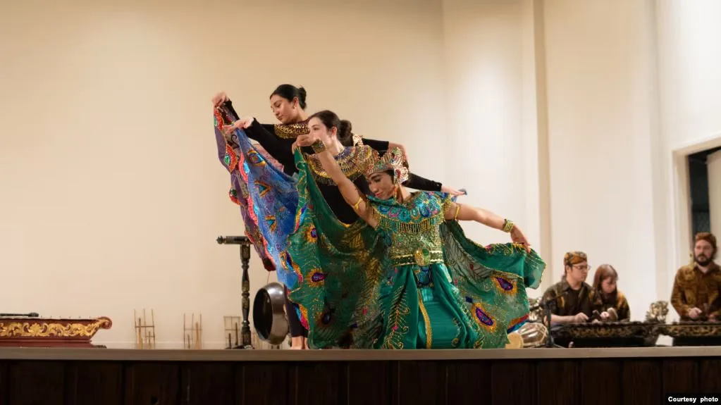 Gamelan Sunda Menggema di Jantung Kota Baja: Dedikasi Andrew Weintraub dan Undang Sumarna Kenalkan Musik Tradisional Indonesia di Amerika Serikat