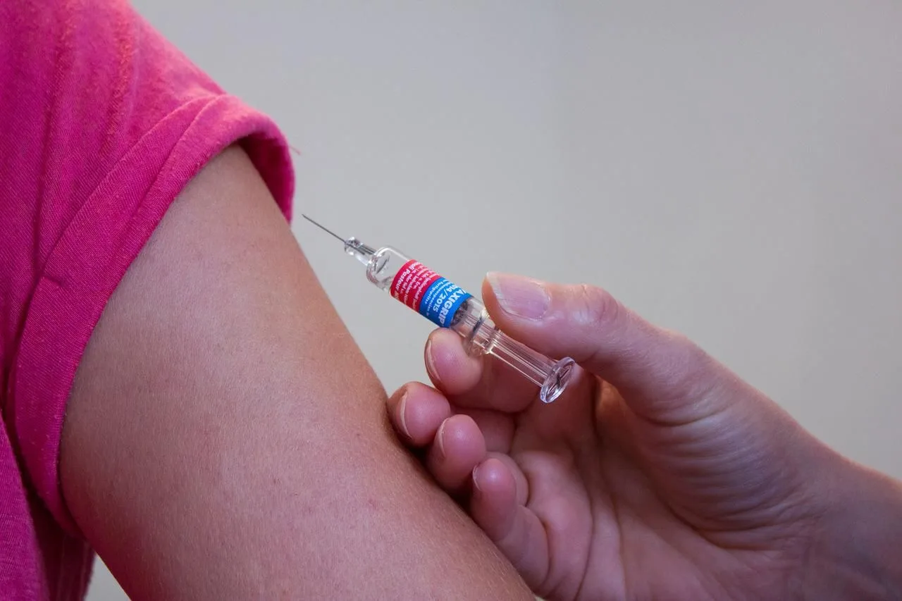 Menkes Tegaskan Manfaat Vaksin AstraZeneca Jauh Lebih Besar Dibanding Risiko Efek Samping