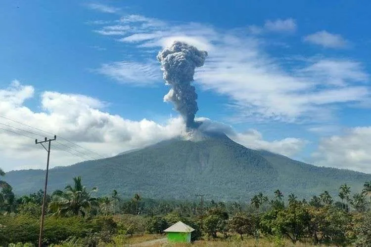Erupsi Gunung Lewotobi Laki-Laki Naik Status Menjadi Awas, Waspadai Dampaknya