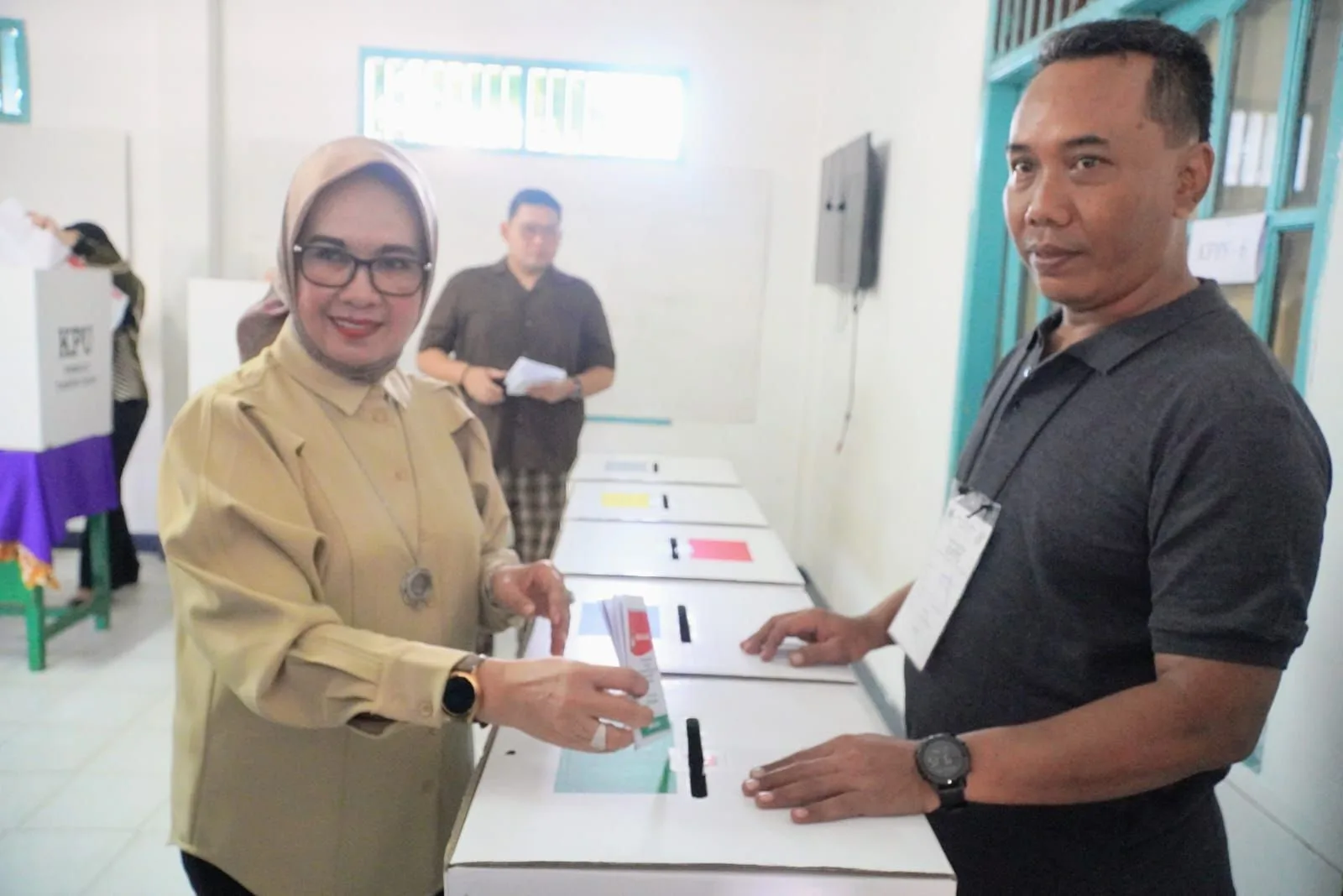 Wawali Bontang Gunakan Hak Pilih di TPS 19 Bontang Baru, Ini Pesan Najirah untuk Pemilih