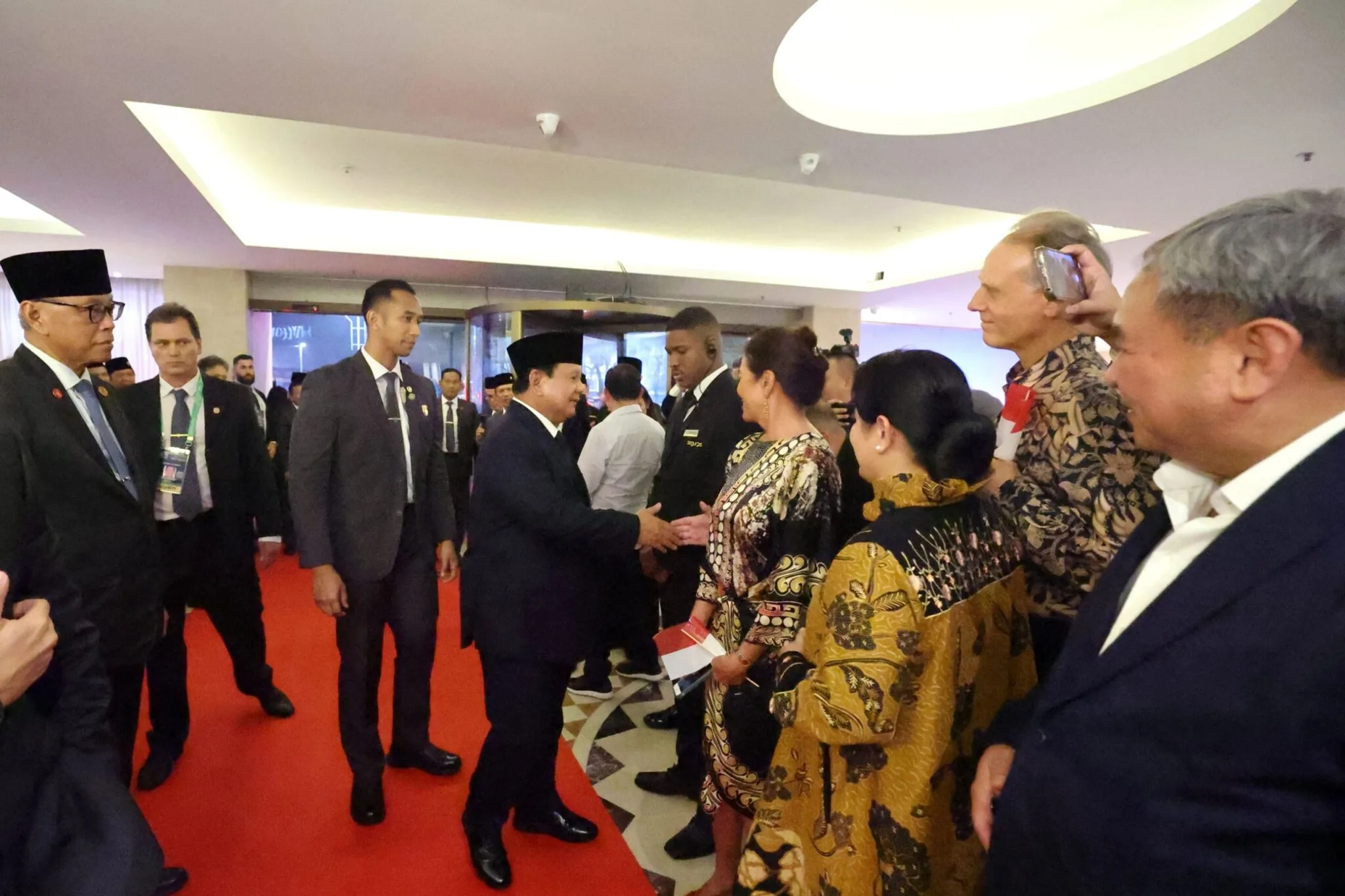 Puluhan WNI di Brasil Antusias Sambut Prabowo, Rela Tunggu 3 Jam hingga Bawa Bunga
