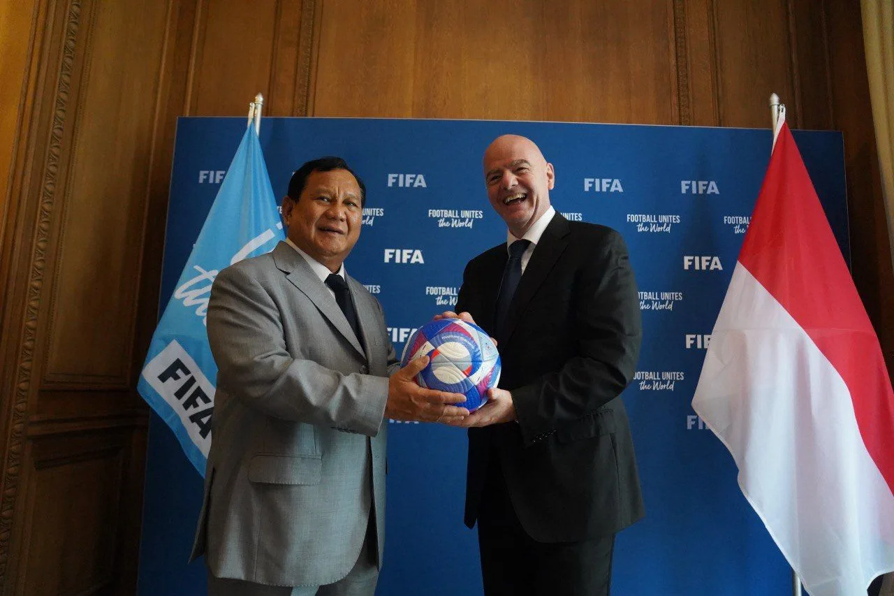 Prabowo Disambut Presiden FIFA, Diberi Cenderamata Bola Bertuliskan Namanya