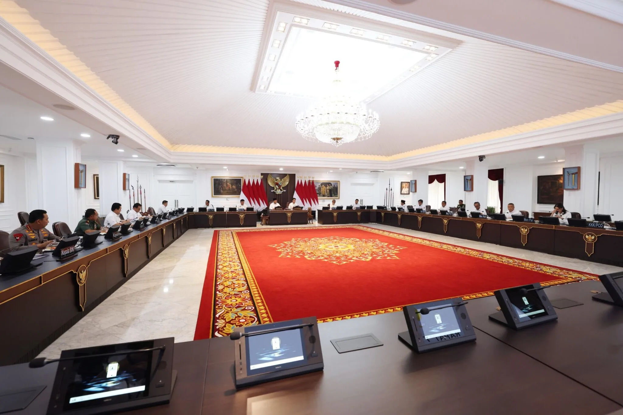 Prabowo Pimpin Rapat Persiapan Natal dan Tahun Baru: Wujudkan Kenyamanan dan Sukacita untuk Masyarakat