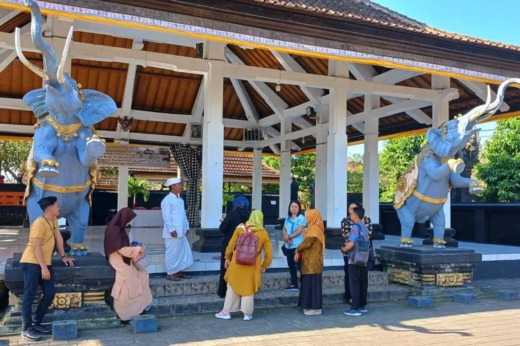 Rawat Kebhinnekaan, Eco Bhinneka Muhammadiyah Kunjungi Pura Terbesar di Banyuwangi