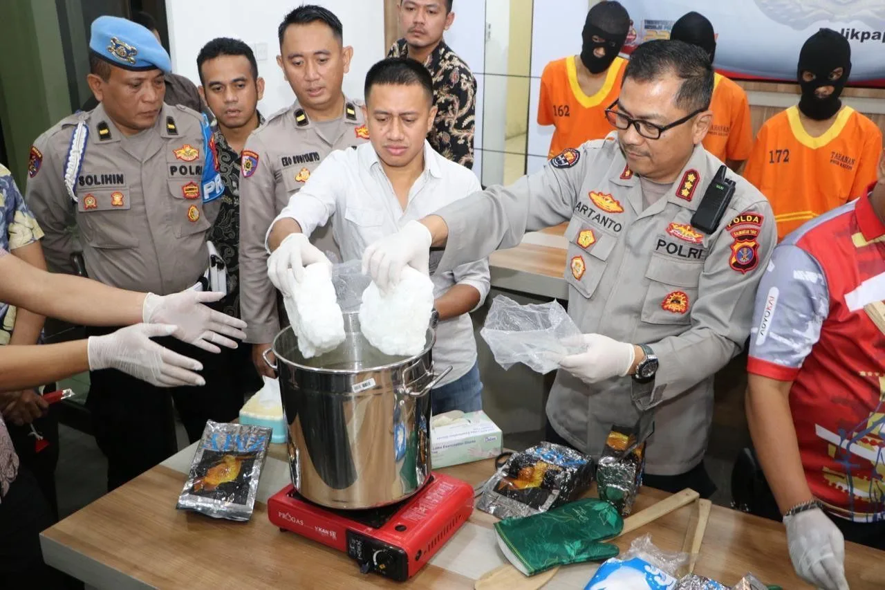 Polda Kaltim Ungkap Jaringan Narkoba Lintas Provinsi, Musnahkan 10 Kg Sabu dan Tangkap Otak Pelaku di Kolaka Utara