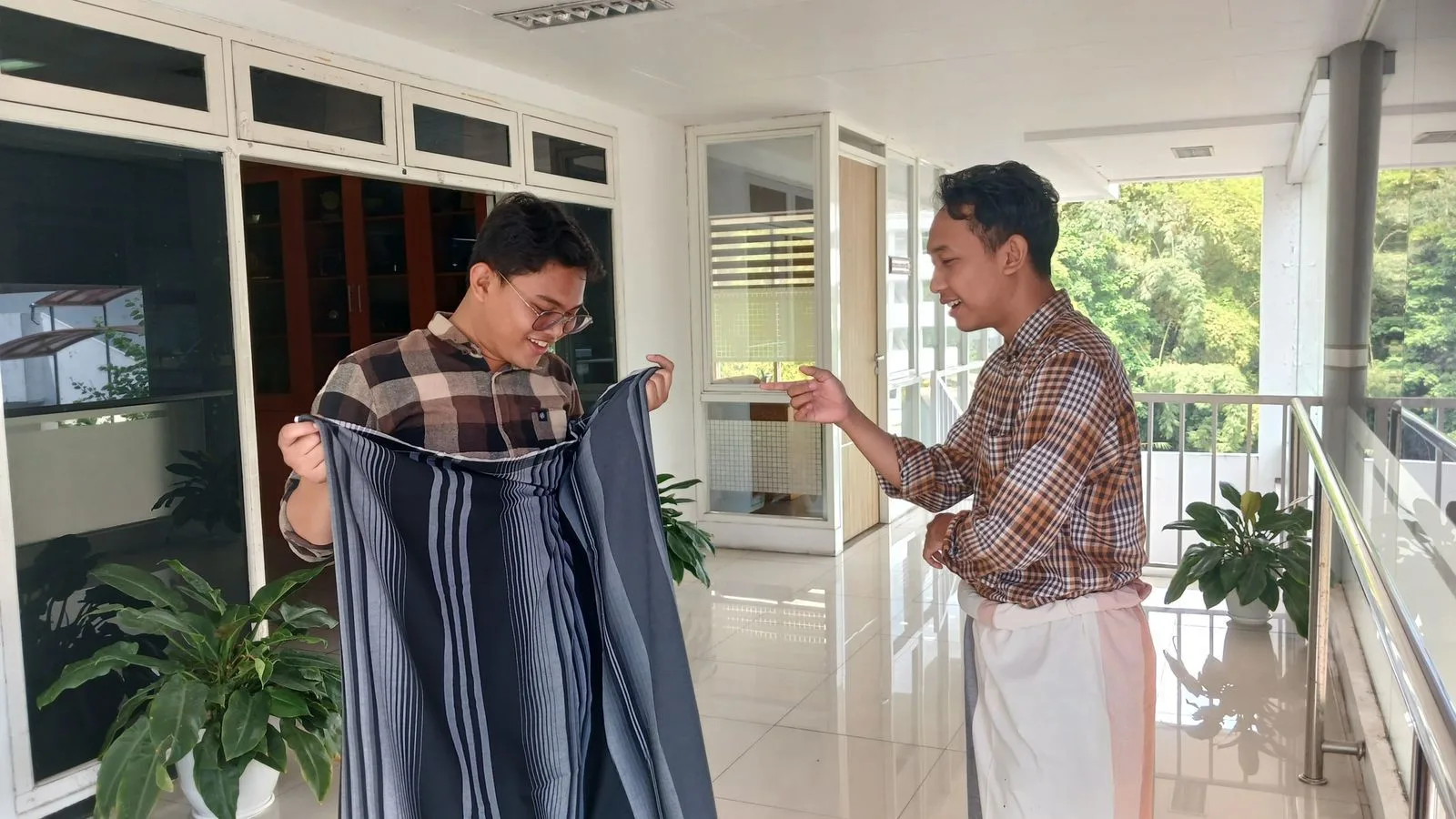 Fakta Mengejutkan Sarung, Bukan Asli dari Indonesia: Lebih dari Sekedar Pakaian, Jadi Simbol Identitas dan Perlawanan